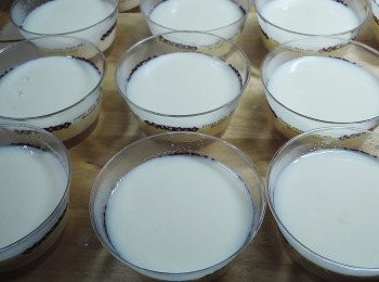 step5: 將養樂多鮮奶倒入容器內，放入冰箱冷藏2-3小時後就會凝固喔!!