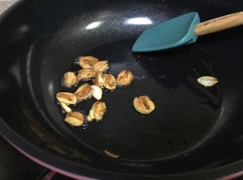 step4: 煎至兩邊金黃色先上碟, 將多餘的油倒去