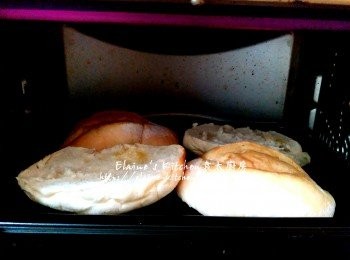 step9: 牛油法包切半放入焗盤內 , 放入焗爐用150C上火焗至脆身
