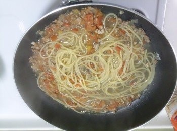 step7: 義大利麵先煮8分熟（水加鹽巴，等水滾下鍋煮麵），將麵和煮麵水一杯放入紅醬一起拌炒