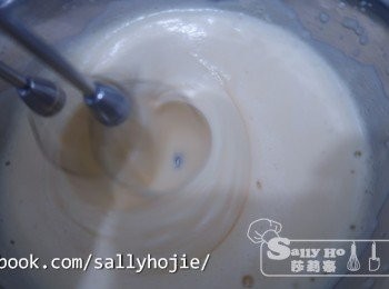 step1: 1) 蛋加砂糖拌勻，隔熱水用電動打蛋器打至蓬鬆狀態。
2) 篩入低粉拌至沒粉粒，倒入蛋糕模，放進已預熱焗爐170度25分鐘。
3) 出爐放涼，橫切一片厚約1cm的蛋糕片。剩下的蛋糕用义弄成蛋糕碎備用。