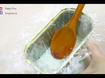 step9: 於午餐肉罐中鋪入保鮮紙，再放入3湯匙飯，輕輕壓實，再放入蛋皮和午餐肉片，輕輕按壓。