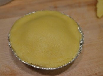 step14: 然後鋪於圓形撻模內，用食指稍微緊壓。