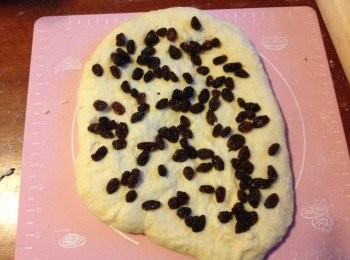 step3: 麵團拿出來後排氣，碌至長方型後放下提子乾