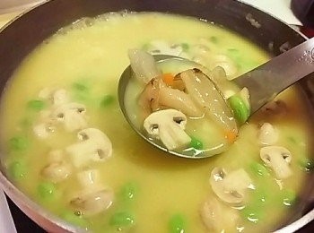 step6: 待煮滾後放入蟹管肉
(醃製米酒的蟹管肉需用清水洗淨後再放入)