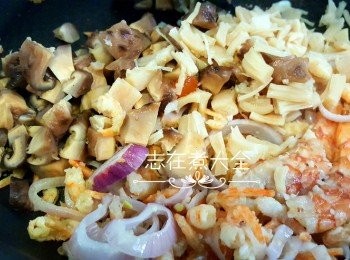 step4: 再加冬菇及瑤柱一同炒香，上碟備用