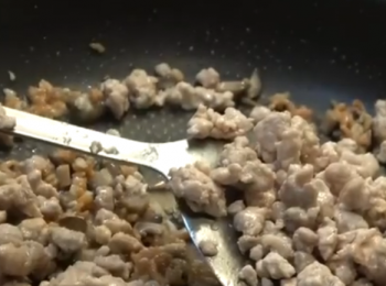 step4: 放入已炒熟的肉碎，再放入日式燒汁