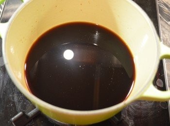 step1: 白鱔放於約70度的熱水浸泡5分鐘，用少許梳打粉或鹽搽勻魚身，把魚身表皮的潺液抹掉。（這個步驟可請魚販代勞）

 將醬油、味醂、清酒和砂糖放入鍋中，煮至糖融化後，熄火放涼備用。