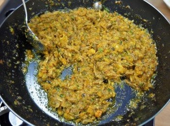 step4: 步驟4：
取鍋倒入1大匙豬油熱鍋，油熱後放入蟹粉翻炒均勻。