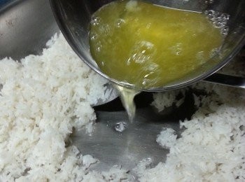 step11: 將蛋白倒入略煮一會不要炒蛋白,好待蛋白略為煮熟