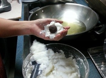 step3: 燒熱100度熱油後熄火,用適量蛋白放入手中,加一粒豆沙於中間