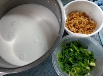 step3: 蝦米浸軟,蔥切粒,加入粉漿中拌勻