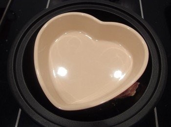 step4: 煎雞腿排時可用一個重物(烤盤之類)壓住雞腿,這樣可幫助煎出香酥脆的外皮之外,又可防止油煙亂噴,繼而達到BBQ的煙燻效果而快速煎熟雞腿排喔!