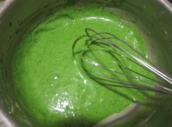 step2: 蛋黄蛋白分开(选用无水无油的打蛋盆)。 另一打蛋盆倒入菠菜泥和玉米油，加入蛋黄筛入低筋面粉。用手动蛋抽“Z”“N”不规则搅拌至无颗粒。