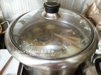 step4: 再加入霸王花及節瓜拌勻煲30分鐘 , 再蓋上蓋轉慢火煲1 1/2小時