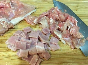 step1: 先將雞肉洗淨抹乾水份然後切粒，火腿一樣切粒