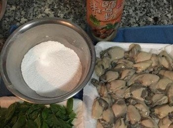 step1: 蚵仔小心洗淨後瀝乾水份，用廚房紙巾略以壓擦方式將表面水份吸乾。