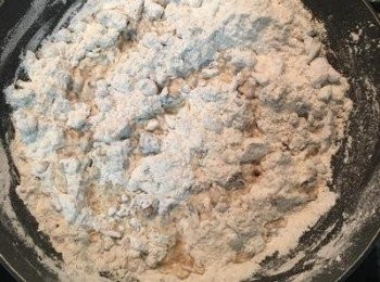 step11: 開始倒入水，ㄧ次倒半杯，拌勻後再倒；