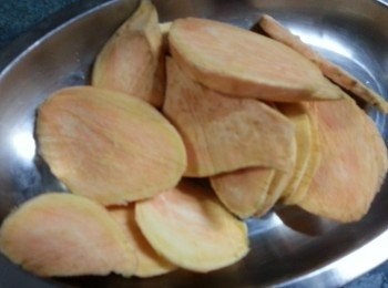 step3: 蕃薯洗淨去皮後切薄片