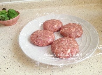 step10: 將肉分成數份 , 用手來回撻十餘下 , 搓成漢堡扒形狀放上碟