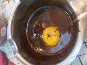 step6: - 蛋白和蛋黃分開
- 蛋黃、橙酒、果仁碎加入巧克力溶液拌勻