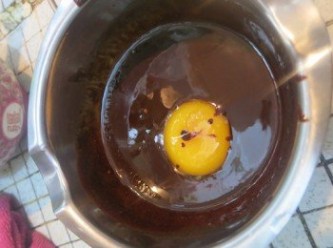 step6: - 蛋白和蛋黃分開
- 蛋黃、橙酒、果仁碎加入巧克力溶液拌勻