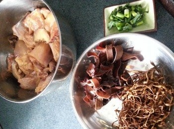 step4: 準備好所有材料:蟲草花浸軟,木耳浸軟切條,蔥切粒