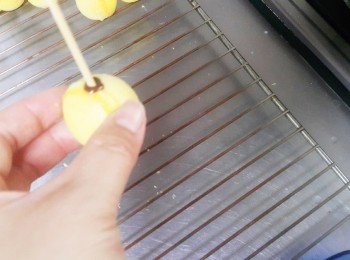 step10: 插入蛋糕中 這樣就不怕蛋糕會掉囉