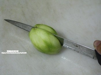 step3: 從青芒果中間切下去。
