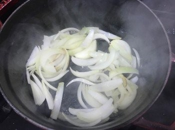step2: 下油，先爆香洋蔥，撈起備用