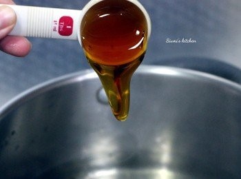 step3: 加入蜜糖，試味再不斷調整味道，煮滾數分鐘，放涼後入雪櫃