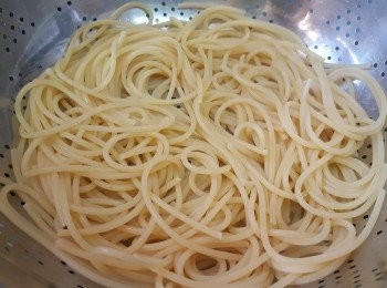 step3: 撈起用凍開水過冷河，再瀝乾水，待凉