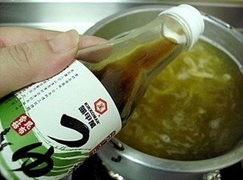 step4: 水煮滾後，把<span class="group_2">麵</span>放入鍋中煮熟再加入料亭和露(昆布香菇)、黑胡椒粉調味，起鍋前再放入韭菜段
