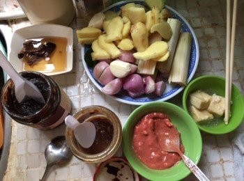 step2: 再加入麵豉生抽,炒勻加入其餘材料及水剛蓋羊肉轉入鑄鐵鍋轉小火煮30分鐘關火焗30分鐘, 重覆1次, 最後再煮滾加入唐芹即可.