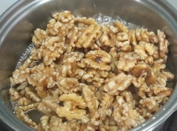 step3: 下核桃拌勻至表面都沾滿糖漿，盛起