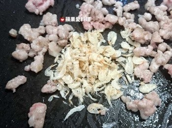 step3: 炒到豬肉呈白色時，放入蝦皮拌炒。