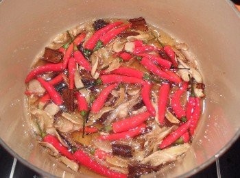 step4: 加入辣椒煸出香氣,過程中請小火慢炒,以免辣椒會裂開。