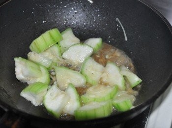 step3: 將絲瓜下鍋拌炒，放些水悶煮1-2分鐘，再加入胡麻油拌炒，放入枸杞再放入少許鹽巴調味..