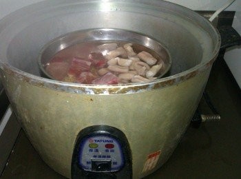 step3: 放入大同電鍋(外鍋約7分滿水位)燉煮