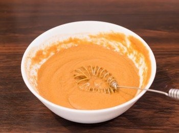 step8: 醬汁做法：先把糖和暖水攪勻至糖溶化，加入其他材料拌勻即成醬汁。