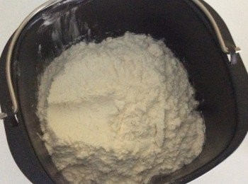 step1: 將法包粉，糖，鹽，酵母和水放入麵包機，按Dough模式