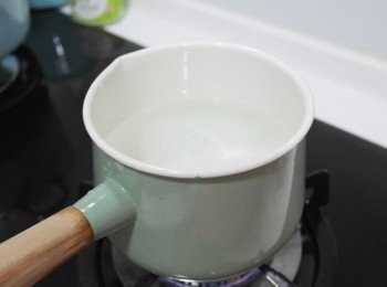 step1: 將昆布水煮滾~~