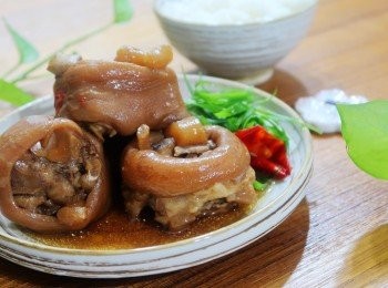 step7: 軟嫩入味的茶香豬腳就可上桌享用囉~
運用微電腦壓力萬用鍋，
讓平時要耗時1~2小時的料理，輕輕鬆鬆就搞定，
而且軟嫩入味又好吃。👍