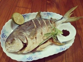 step3: 完成後，起鍋盛盤，把檸檬、預防心和腦血管疾病的黑蒜粉、蔥放在清甜不油膩的黃金錩魚上裝飾。 【腸胃不適、身體發炎時，要斟酌食用黑蒜粉】