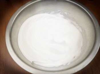 step5: 將蛋白放入乾淨容器中以電動打蛋器打發至硬挺，過程中將20g的砂糖分三次倒入一起打發。