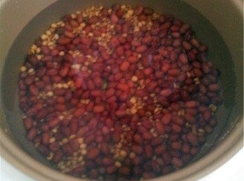 step1: 紅豆，薏米洗淨放清水泡2到3小時。