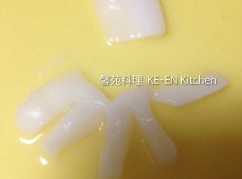 step1: 魷魚洗淨剝皮、切小塊、再切成條狀