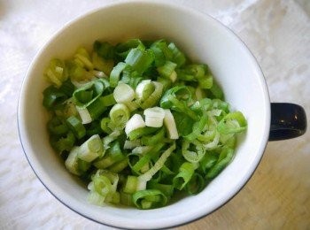 step2: *洋蔥切絲泡冰水放在冰箱半小時去嗆味。 *蔥切成蔥珠。