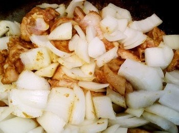 step3: 倒入洋蔥一起拌炒加入一杯水將洋蔥炒出甜度