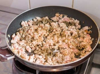 step3: 下豬肉炒至半熟，下奧勒岡、羅勒和鹽炒勻。